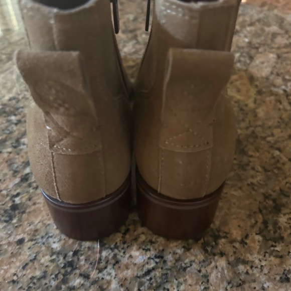 Vince Camuto Booties Size 8 NWOT - Picture 3 of 4